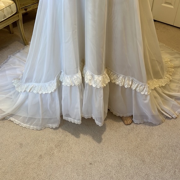 Vintage 1970s Long Sleeve Wedding Gown with Train Size Small Lace Daisy Details - Picture 6 of 15